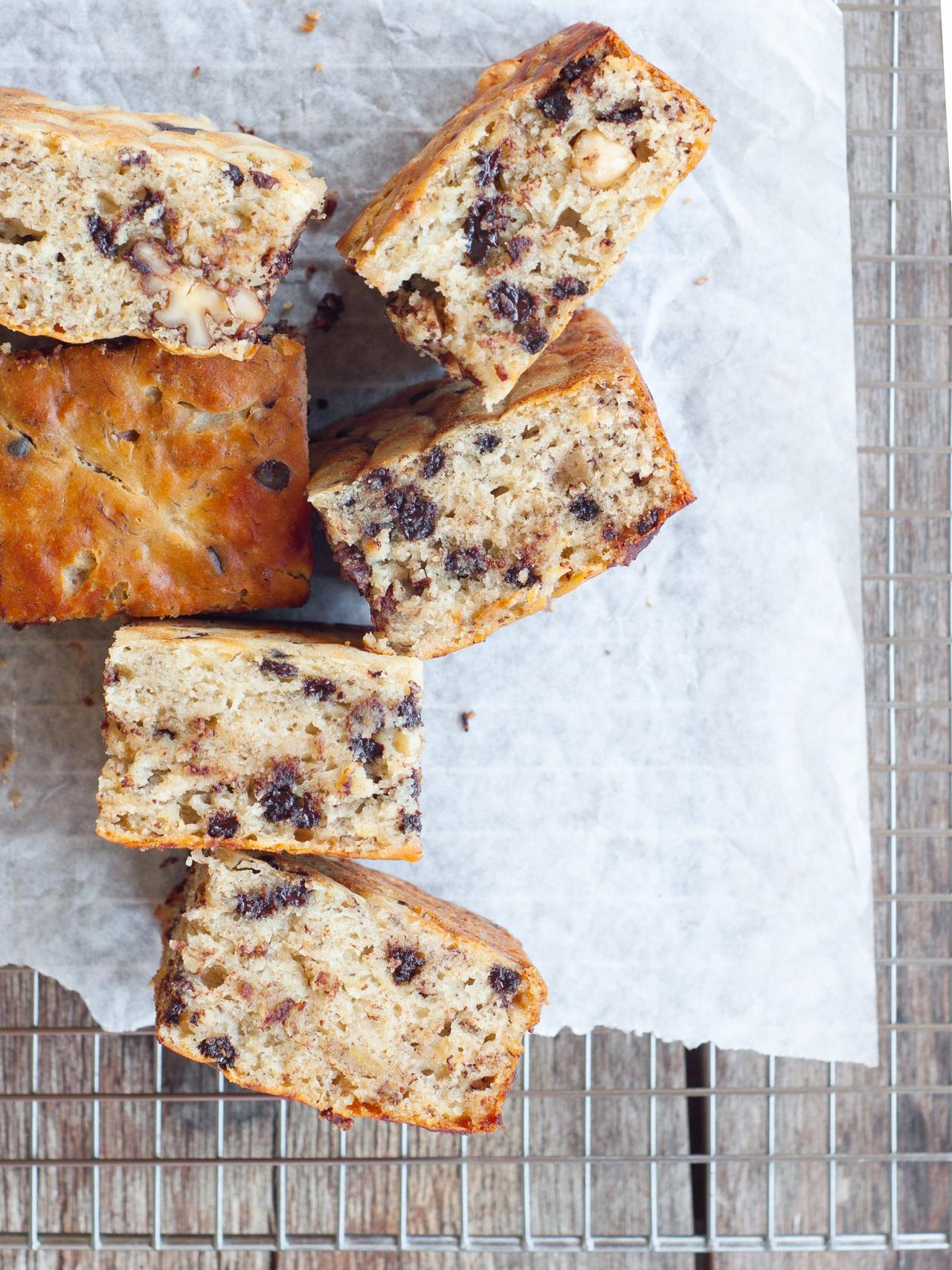 Foto em destaque de Bolo de Banana com Chocolate e Frutos Secos