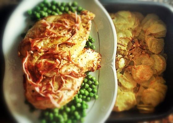 Foto em destaque de Frango dourado, verduras cozidas & batatas gratinadas!