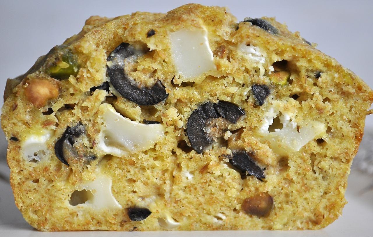 Foto em destaque de Bolo de queijo com pistacho e azeitonas