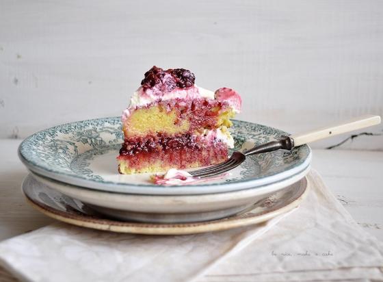 Foto em destaque de Refrescante Bolo de Limão com recheio de Amoras e Creme de Queijo