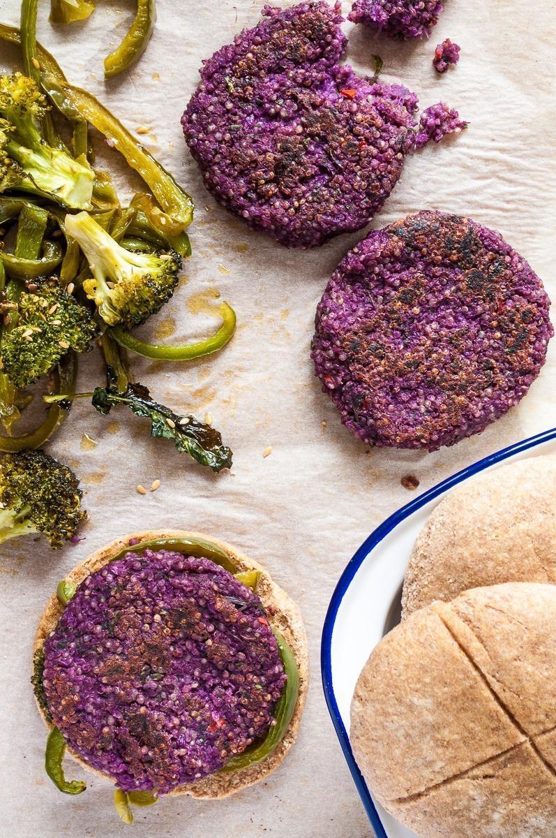 Foto em destaque de Hambúrgueres de Batata Doce Roxa e Quinoa