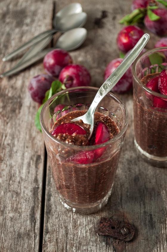 Foto em destaque de Pudim de Sementes de Chia e Cacau com Ameixa