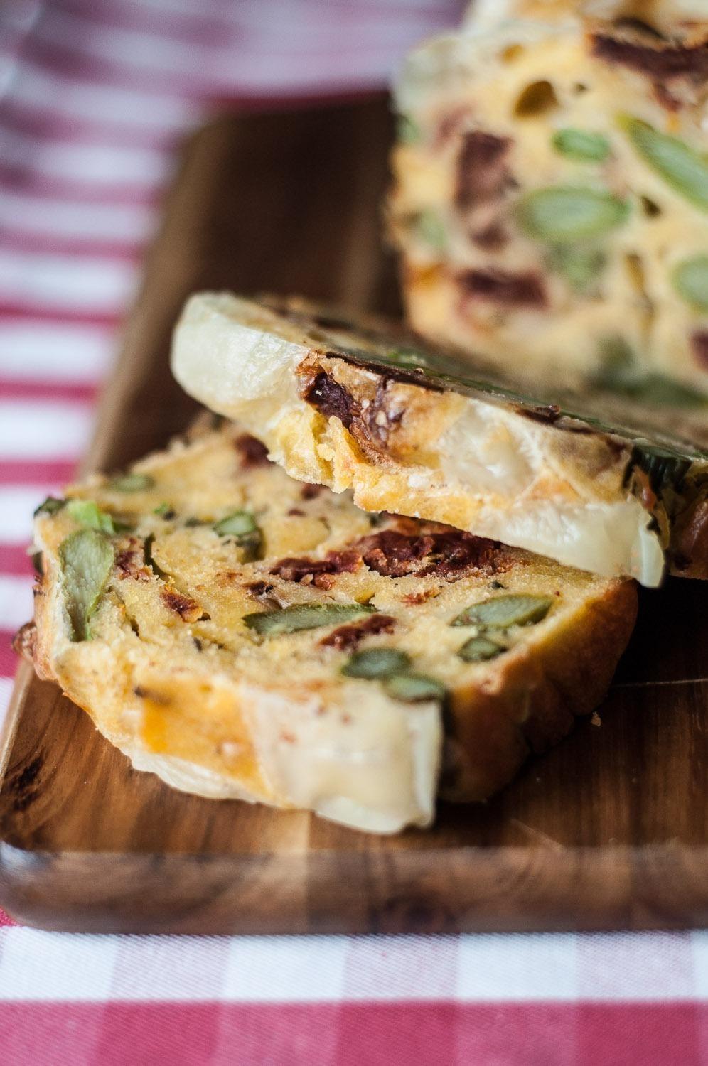 Foto em destaque de Pão com Espargos, Emmental e Tomate Seco!