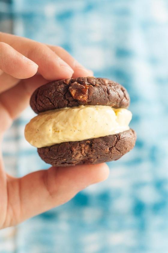 Foto em destaque de Bolachas de Chocolate com Pinhoada  & Gelado de Baunilha aka Creme Pasteleiro